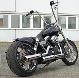 Dr. Mechanik Harley Davidson Dyna Street Bob mit 240er in Originalschwinge
